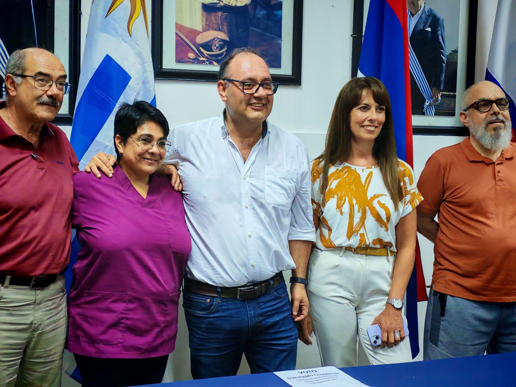 Guillermo Caraballo junto a sus suplentes. De izquierda de derecha; Néstor Vanzini, Ángela Almeida, el candidato a intendente, Gabriela Moroy y Federico Álvarez Petraglia