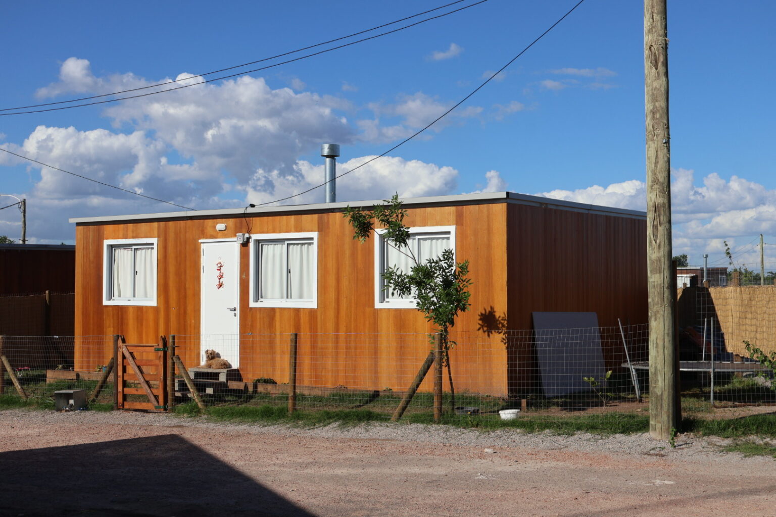 Cireneos entregará «hogares modulares» a familias de alumnos del Liceo Francisco; el cura Verde participará de la actividad